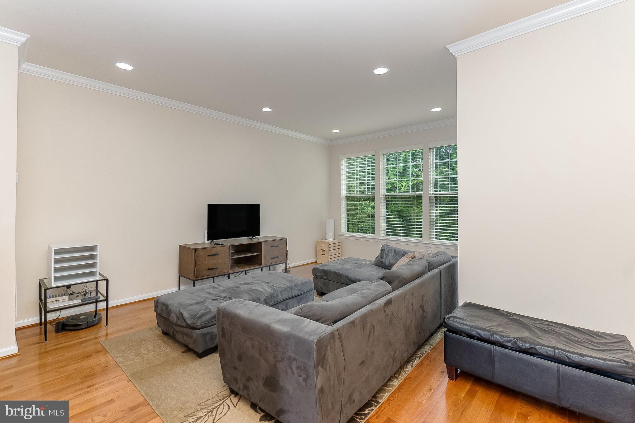 325 WOODSTREAM BOULEVARD