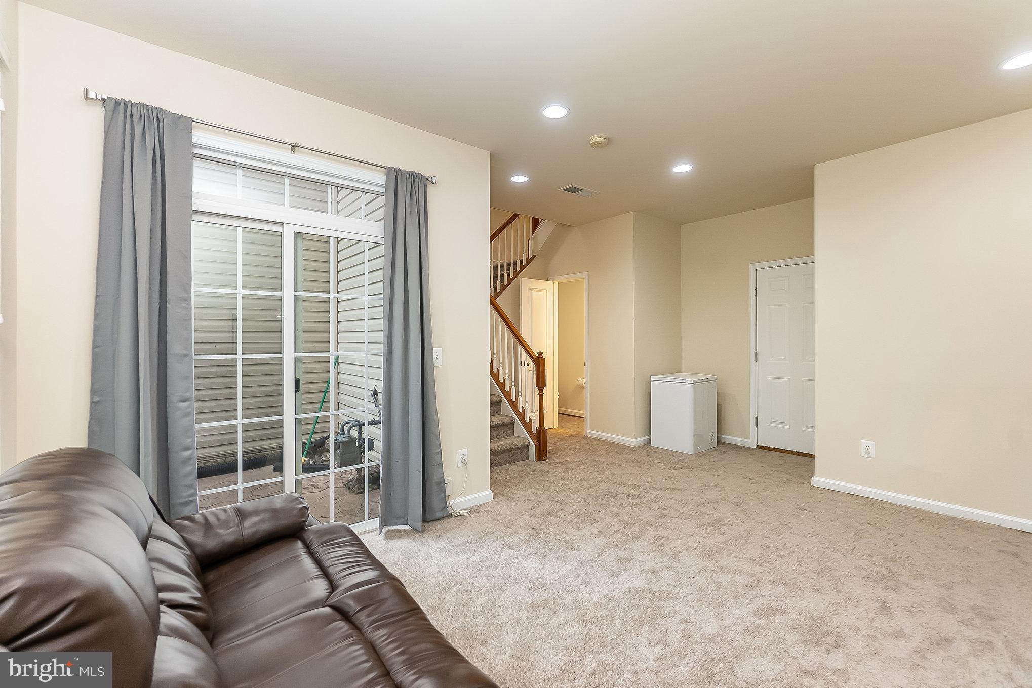 325 WOODSTREAM BOULEVARD