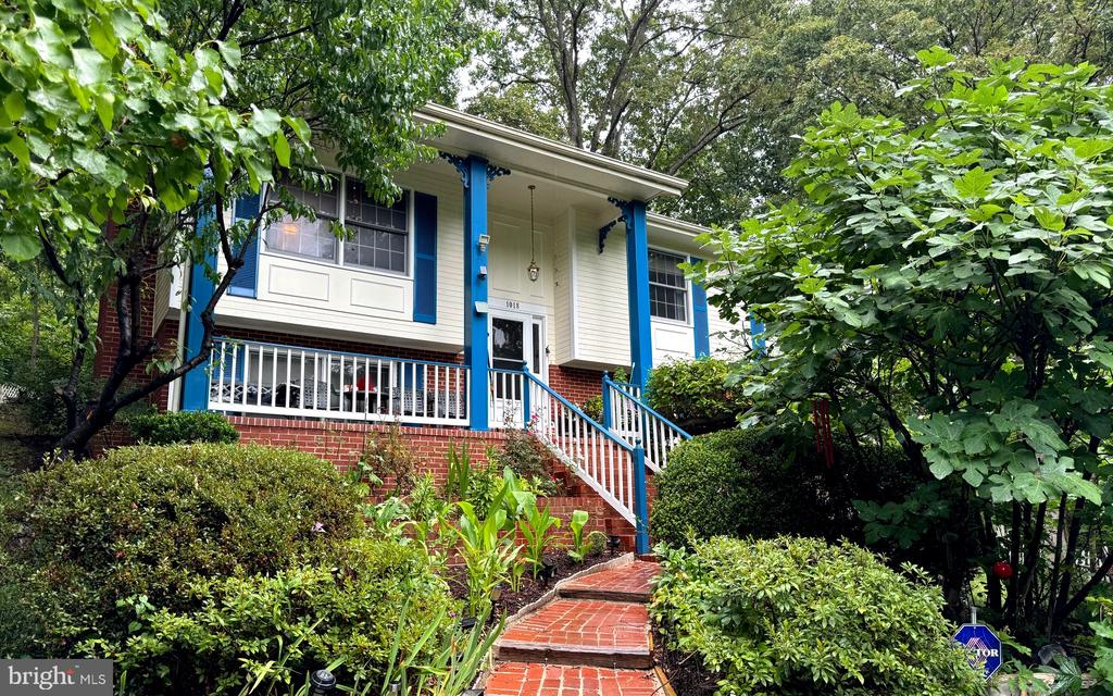 1018 EASTERN VIEW DRIVE