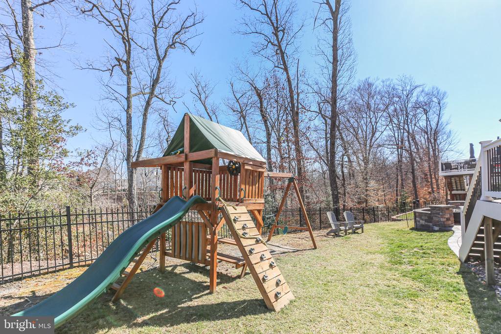 11 WOODLOT COURT