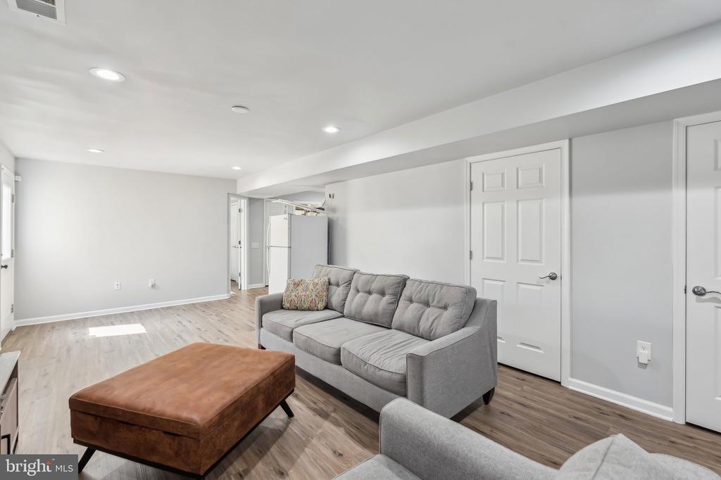 25 IVY SPRING LANE