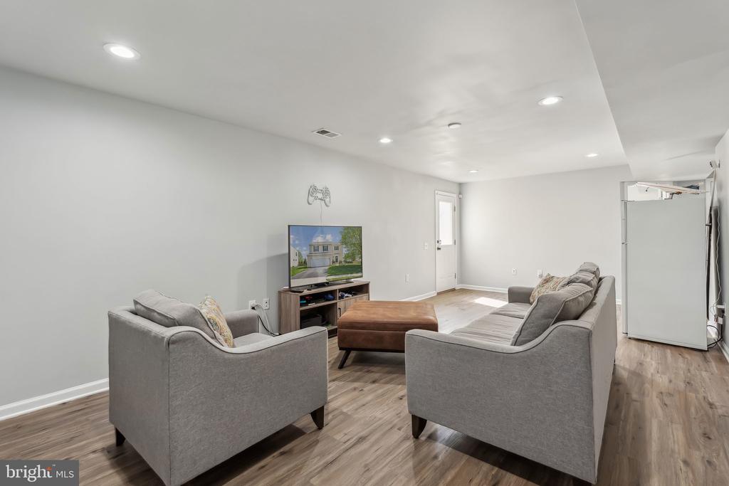25 IVY SPRING LANE