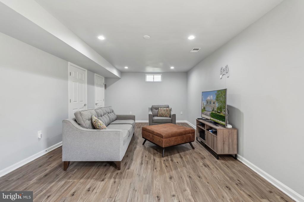 25 IVY SPRING LANE