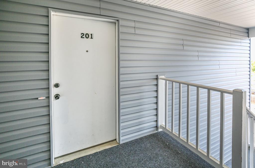 102 PICADILLY LANE 201