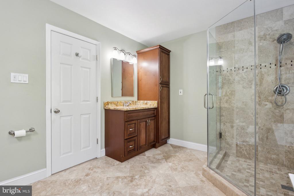 9 WHITESTONE DRIVE