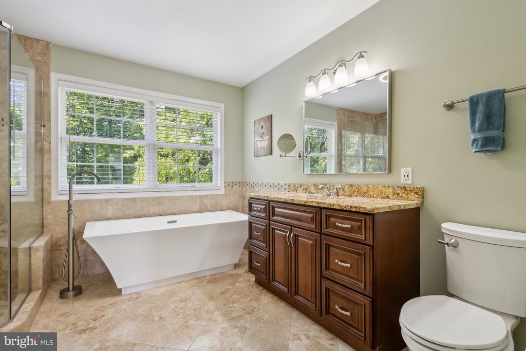9 WHITESTONE DRIVE