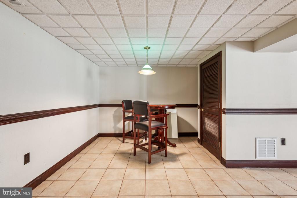 9 WHITESTONE DRIVE