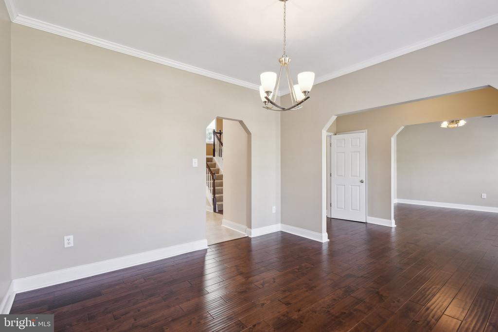 9 WHITESTONE DRIVE