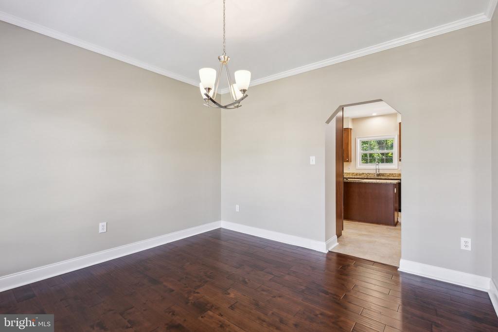 9 WHITESTONE DRIVE