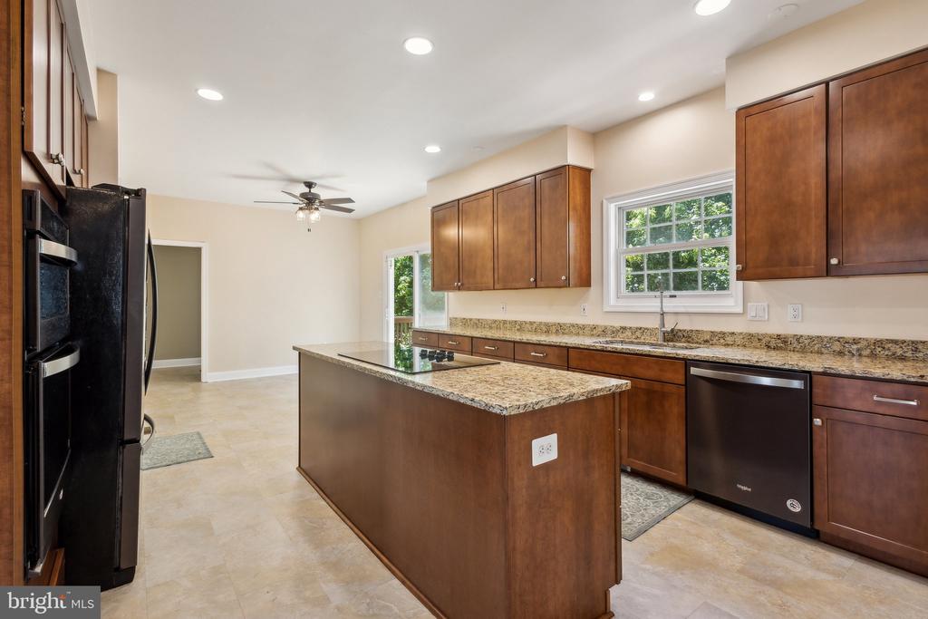 9 WHITESTONE DRIVE