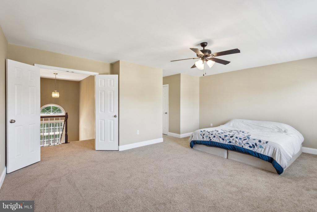 9 WHITESTONE DRIVE