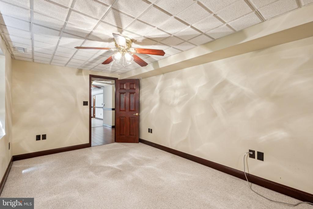 9 WHITESTONE DRIVE