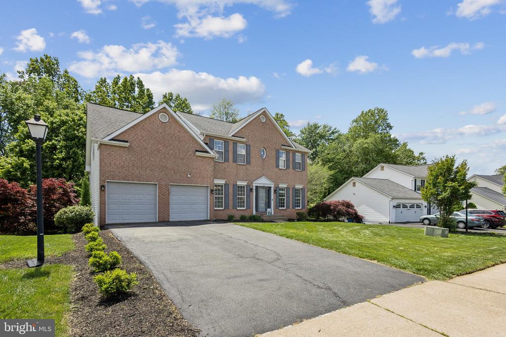 9 WHITESTONE DRIVE