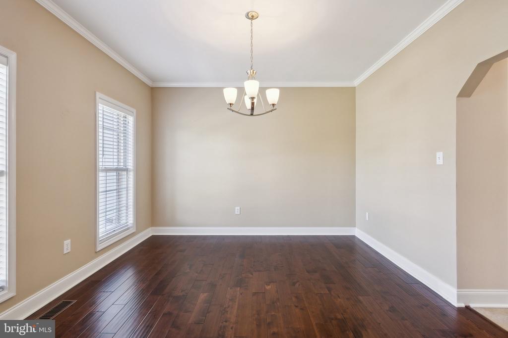 9 WHITESTONE DRIVE