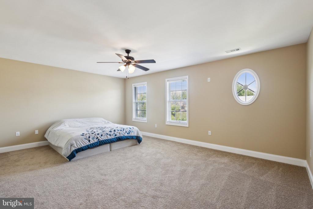 9 WHITESTONE DRIVE