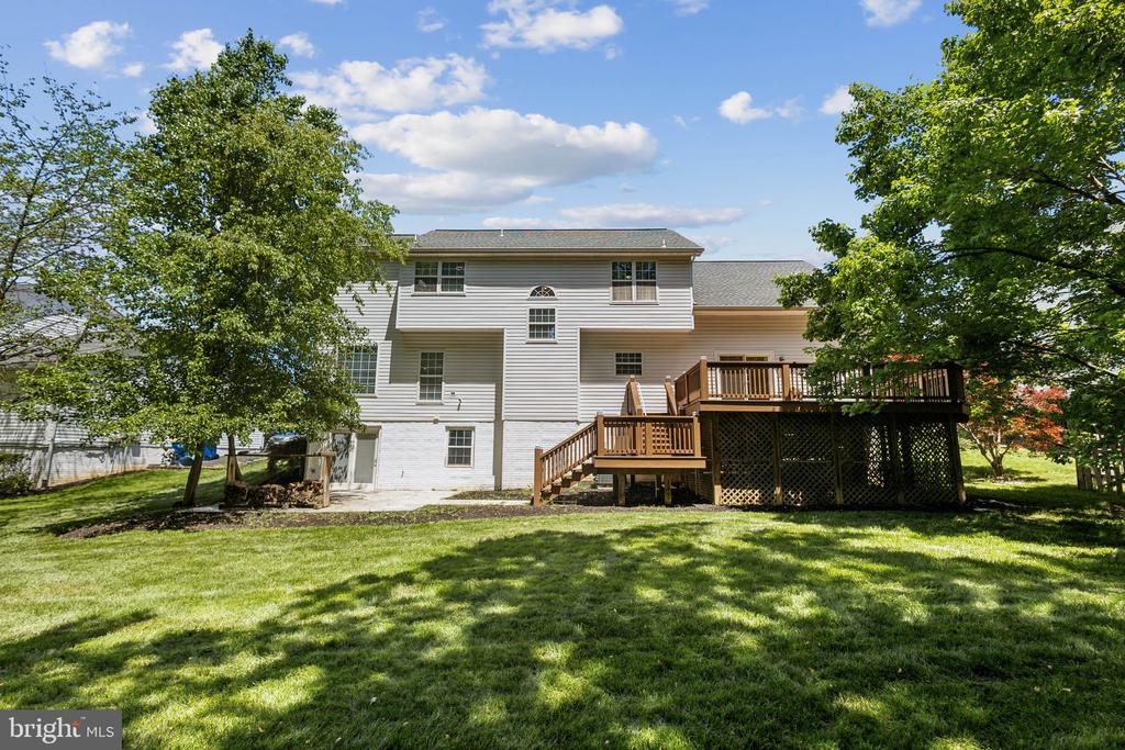 9 WHITESTONE DRIVE