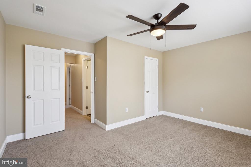 9 WHITESTONE DRIVE