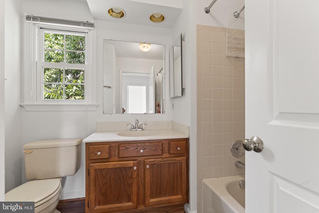 6 LARKWOOD COURT