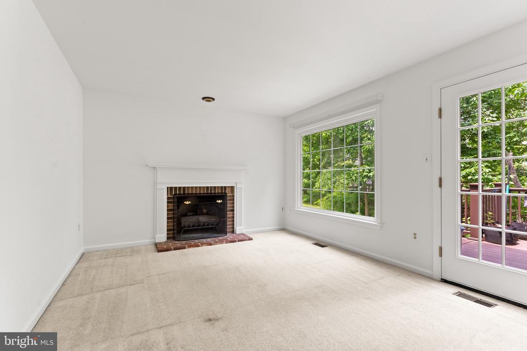 6 LARKWOOD COURT