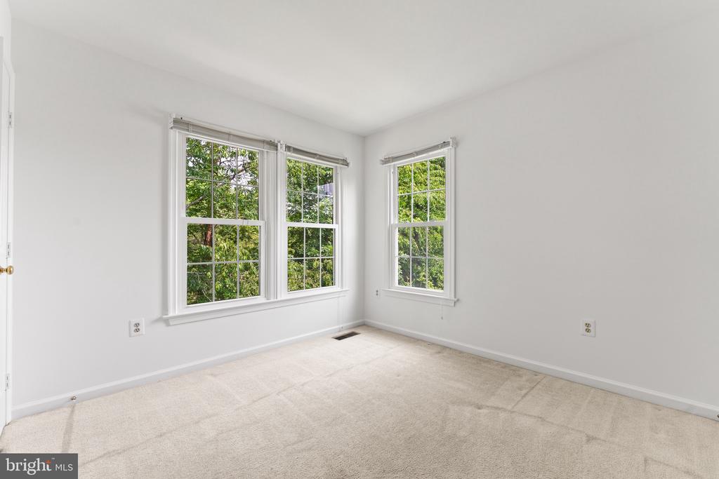 6 LARKWOOD COURT