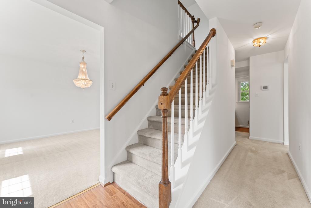 6 LARKWOOD COURT