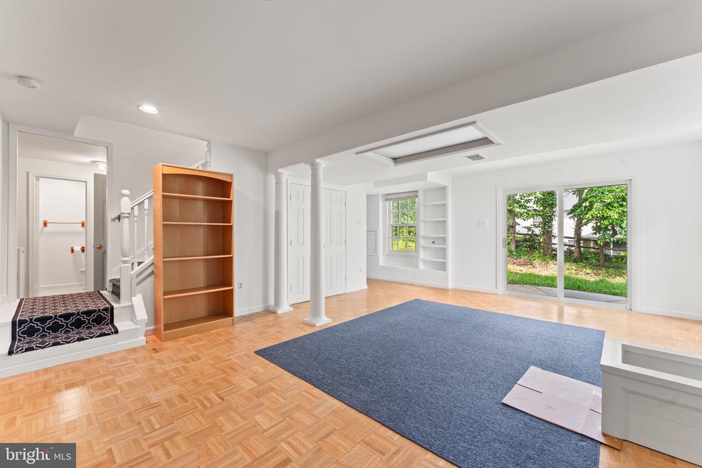 6 LARKWOOD COURT