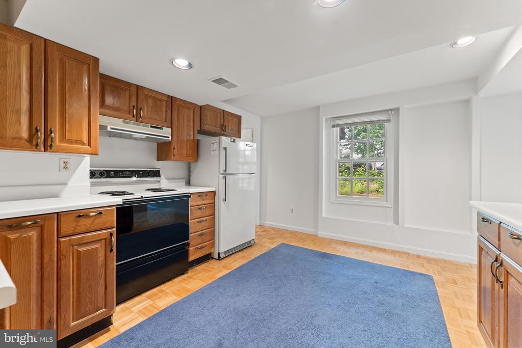 6 LARKWOOD COURT