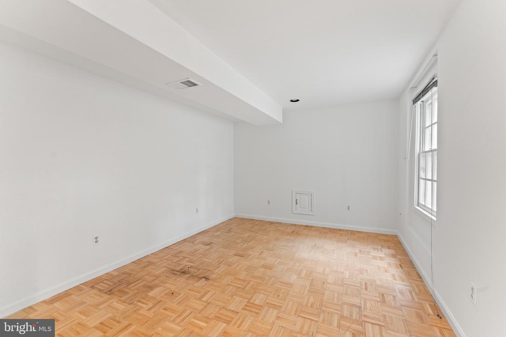 6 LARKWOOD COURT