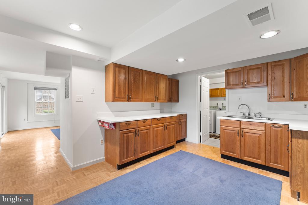 6 LARKWOOD COURT