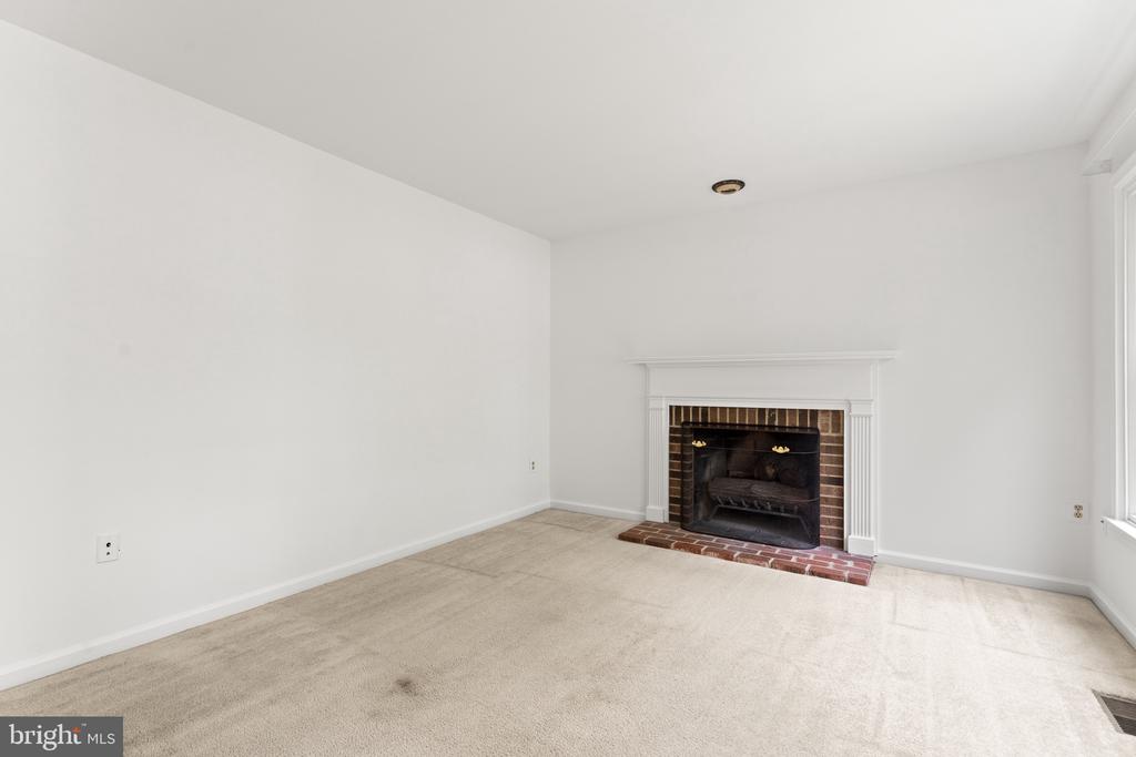 6 LARKWOOD COURT