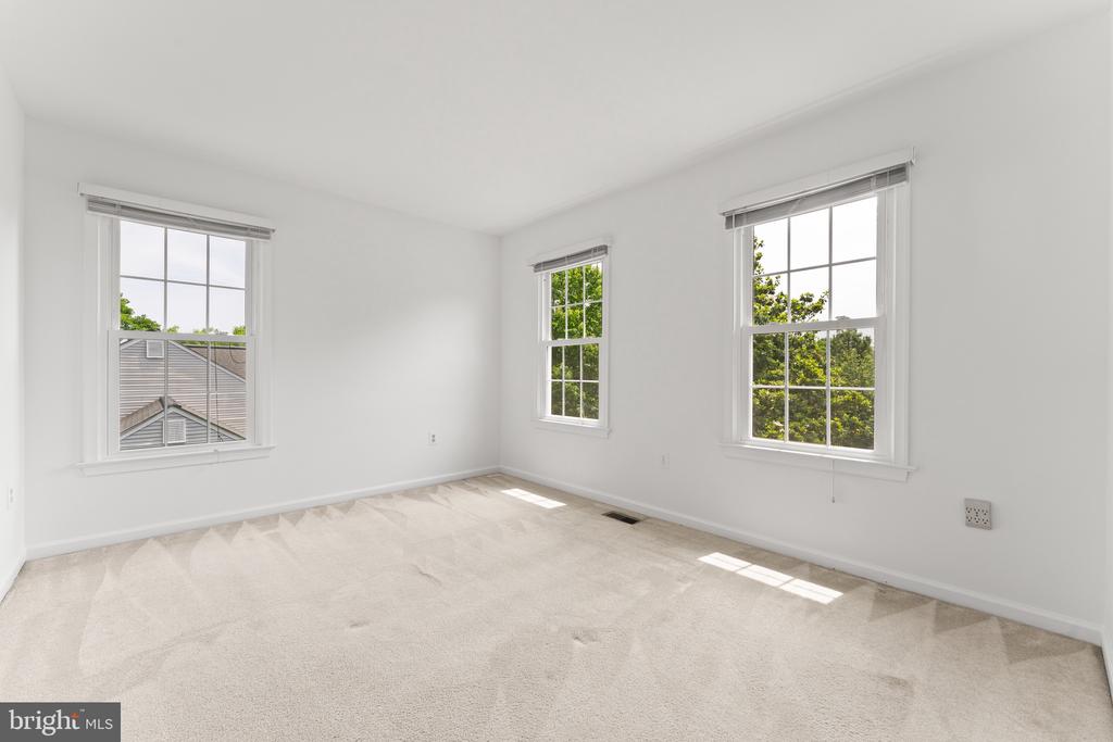 6 LARKWOOD COURT
