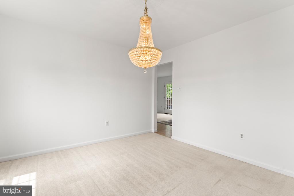 6 LARKWOOD COURT