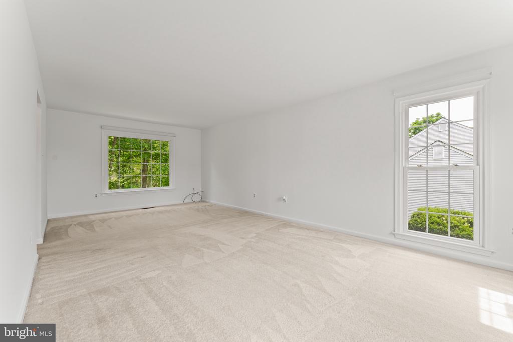 6 LARKWOOD COURT