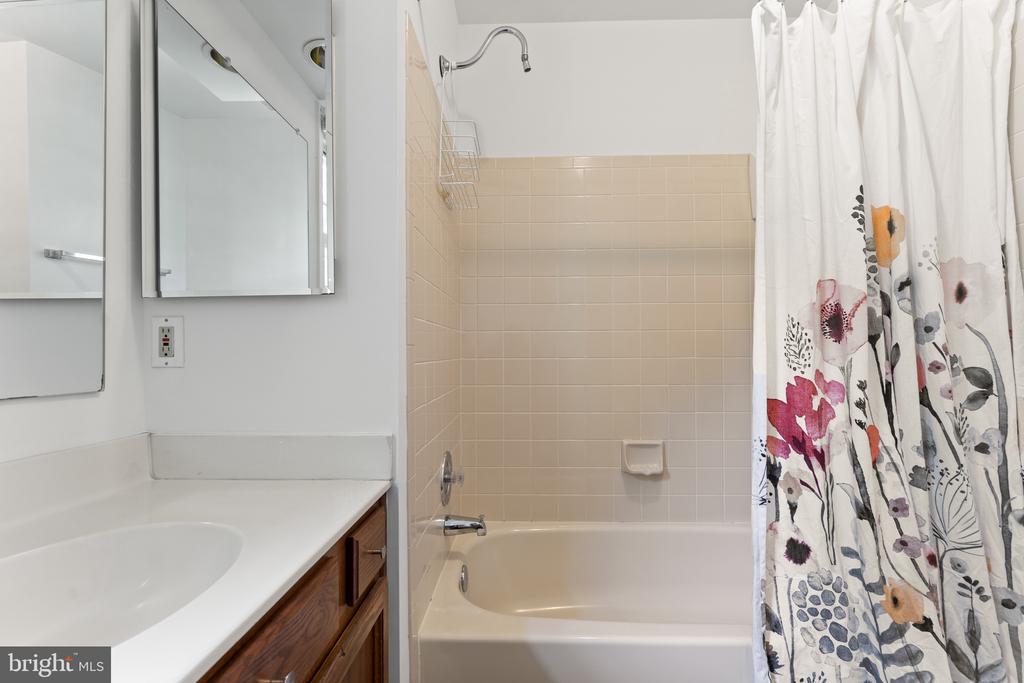 6 LARKWOOD COURT