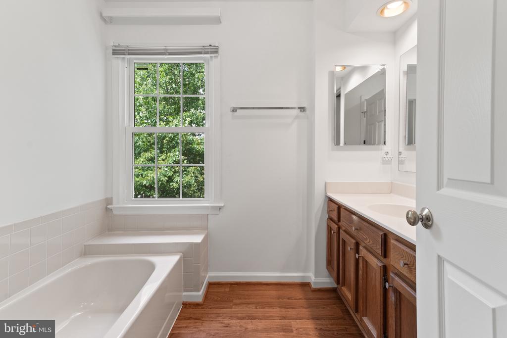 6 LARKWOOD COURT