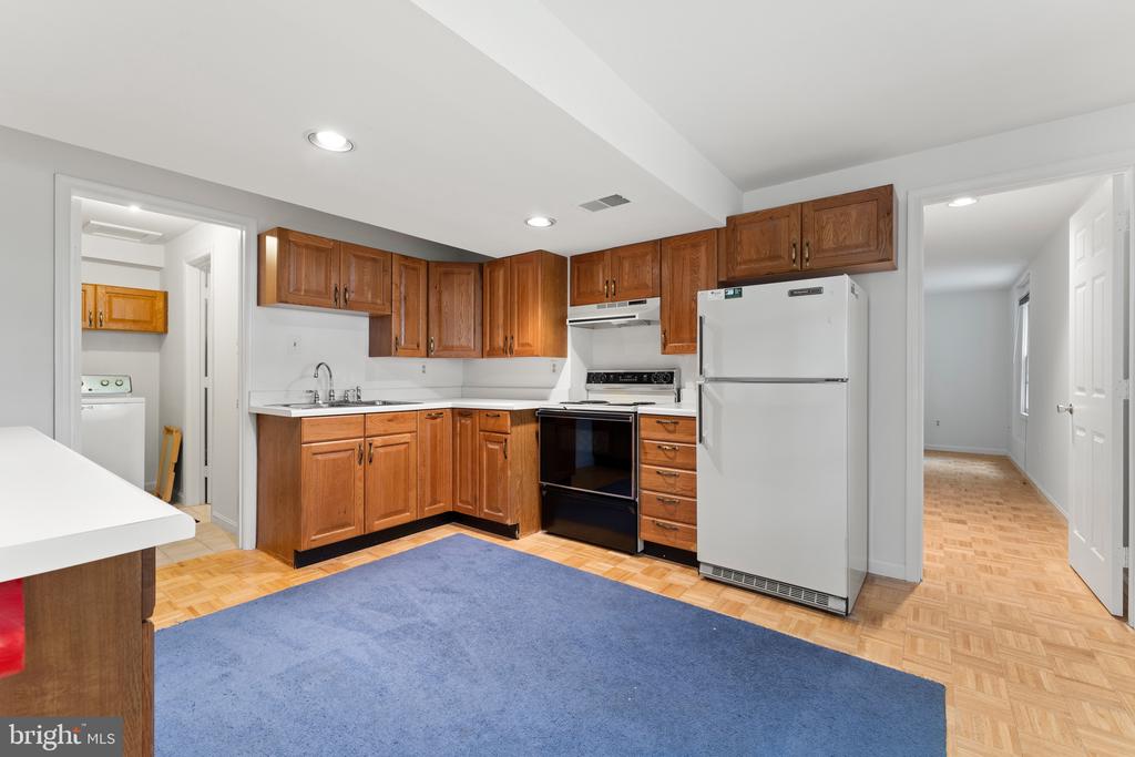 6 LARKWOOD COURT