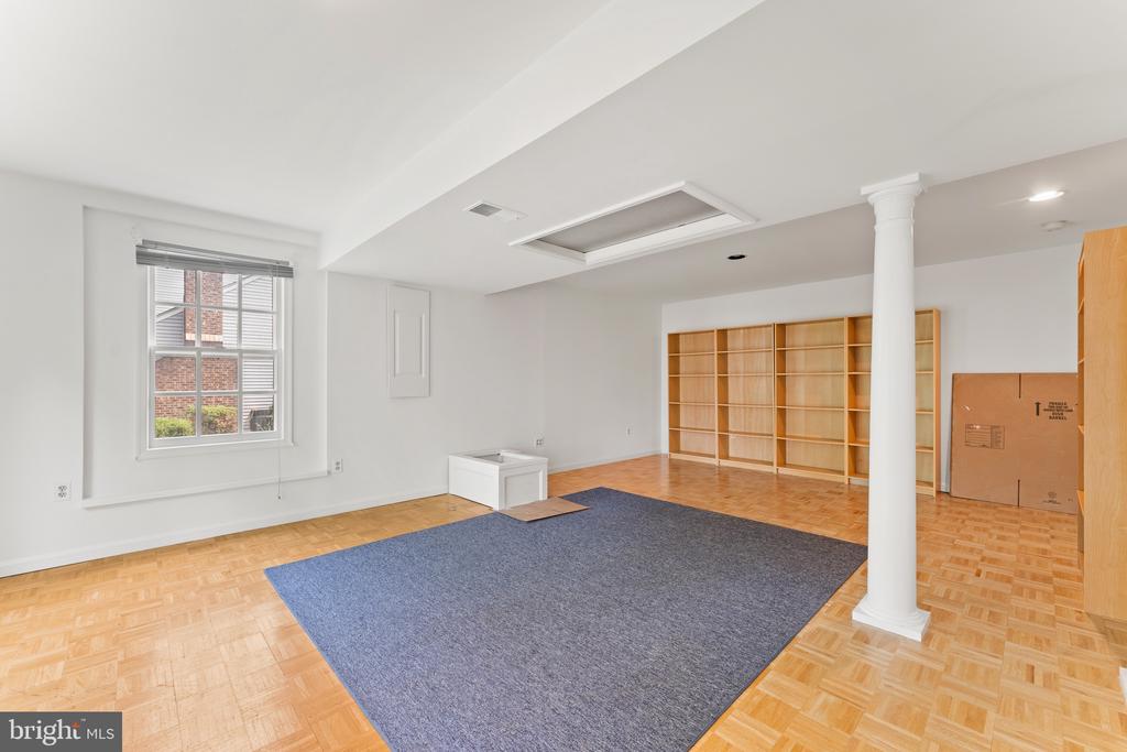 6 LARKWOOD COURT