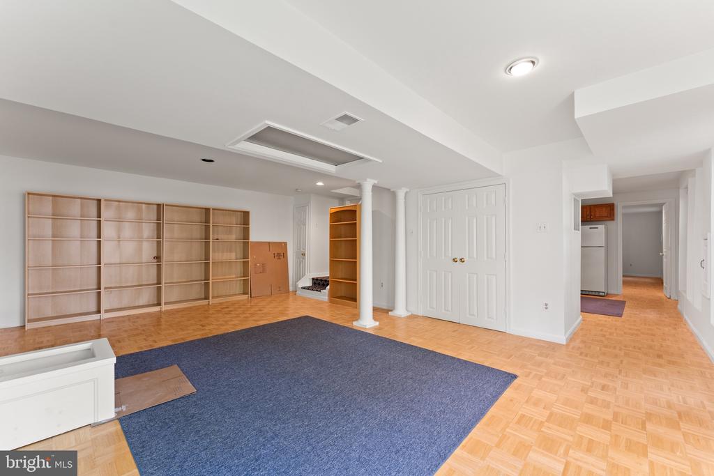 6 LARKWOOD COURT