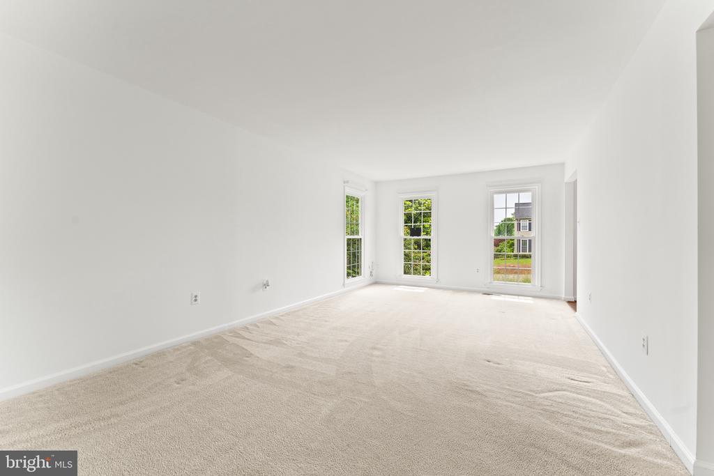 6 LARKWOOD COURT