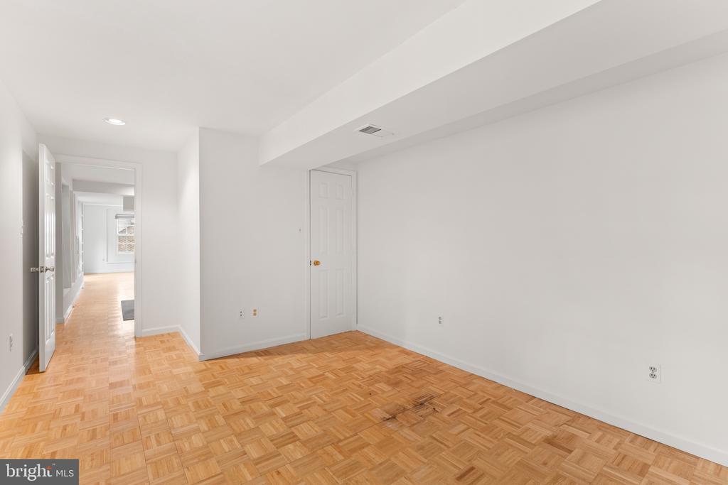 6 LARKWOOD COURT
