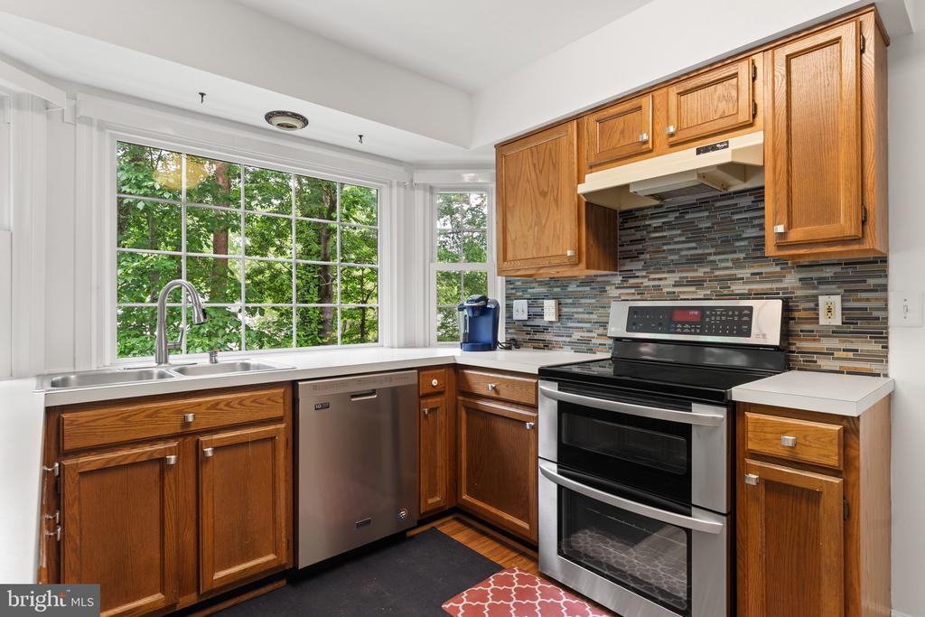6 LARKWOOD COURT