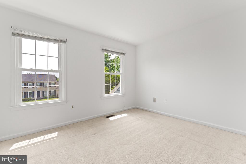 6 LARKWOOD COURT