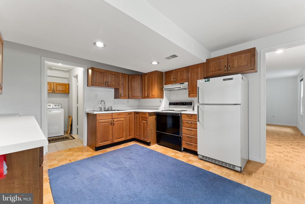 6 LARKWOOD COURT
