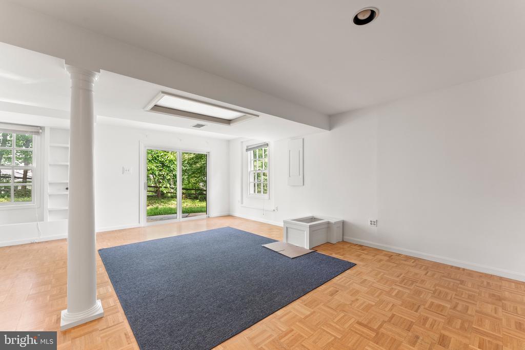 6 LARKWOOD COURT