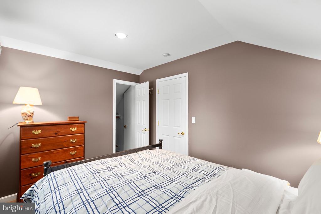 312 INGLESIDE DRIVE