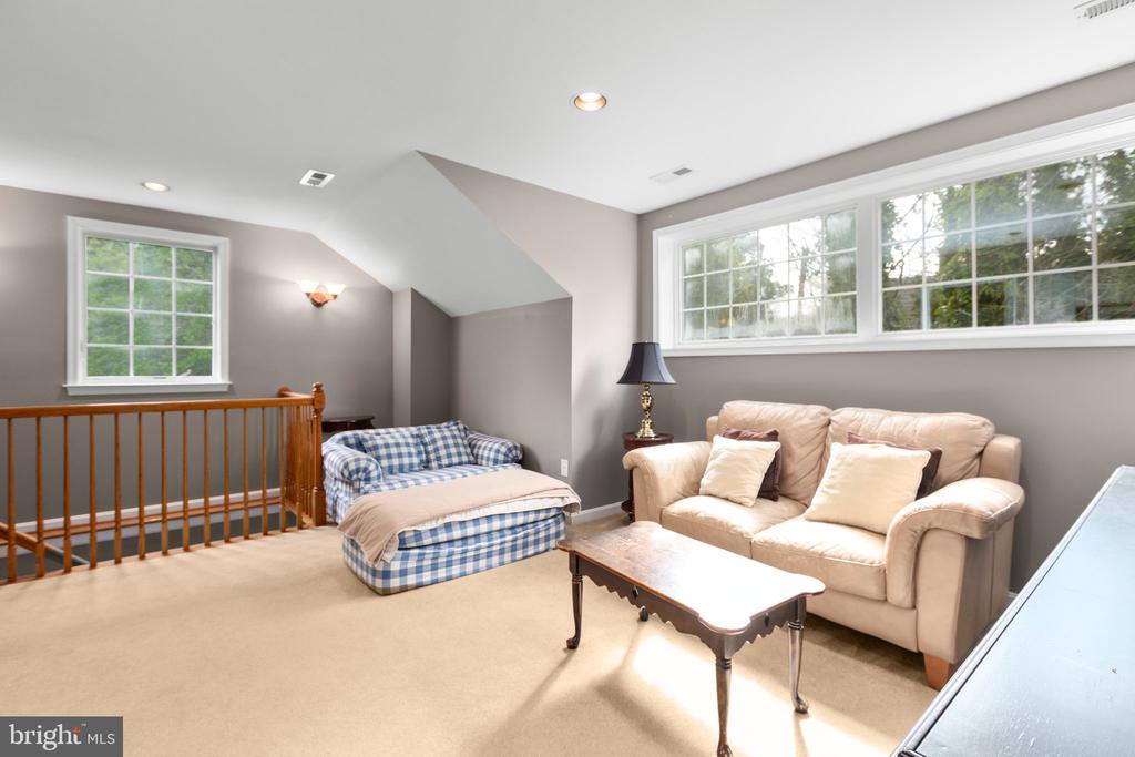 312 INGLESIDE DRIVE