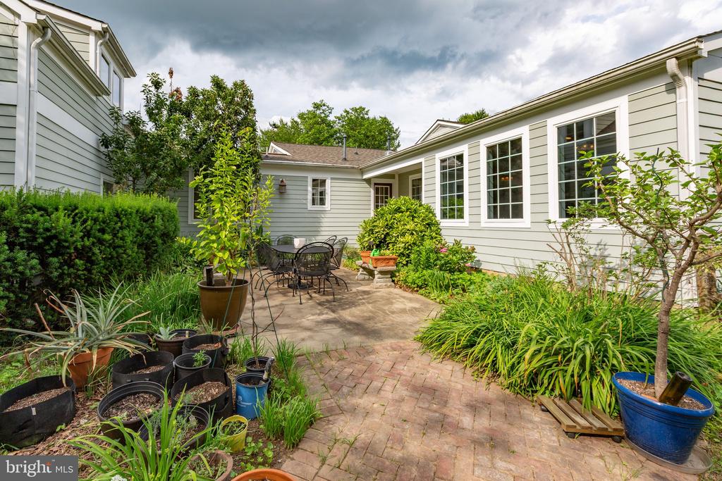 312 INGLESIDE DRIVE