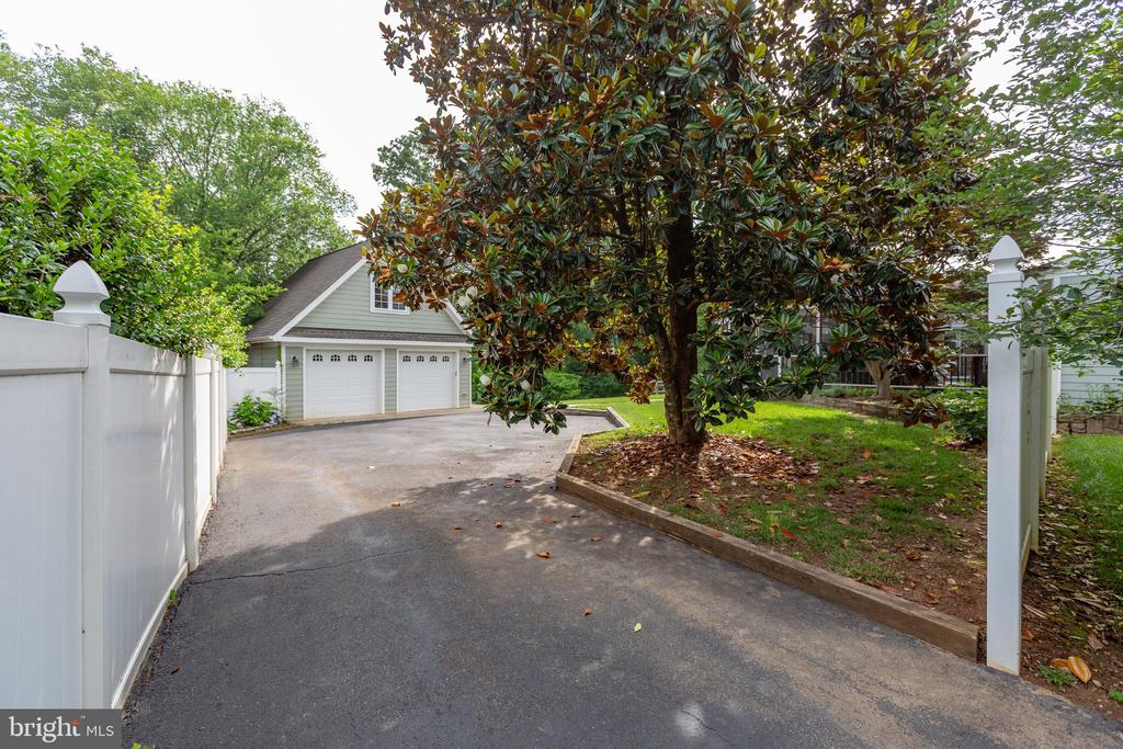 312 INGLESIDE DRIVE