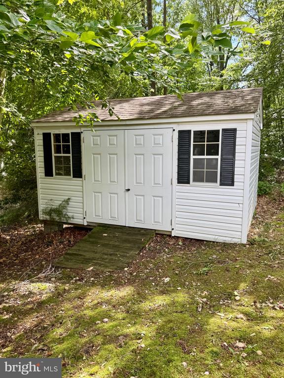 805 WINTERBERRY DRIVE
