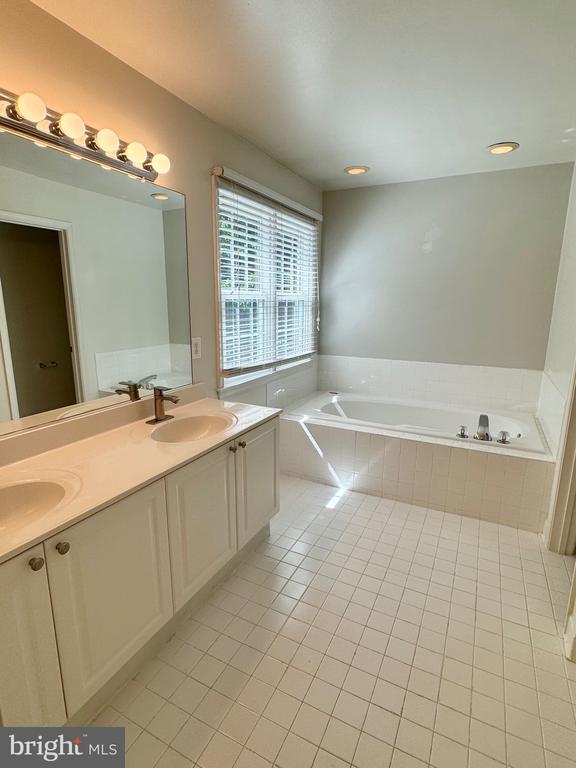 805 WINTERBERRY DRIVE